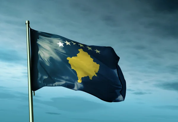 Rüzgarda sallayarak Kosova bayrağı — Stok fotoğraf