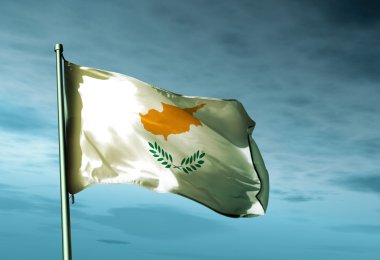 rüzgarda sallayarak Kıbrıs bayrağı