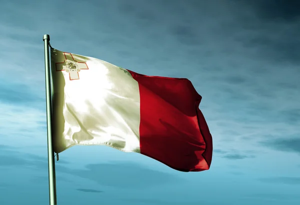 Malta vlag zwaaien op de wind — Stockfoto