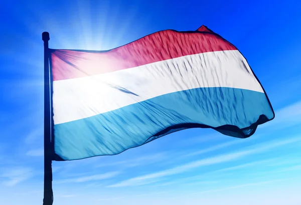 Luxemburg vlag zwaaien in de avond — Stockfoto