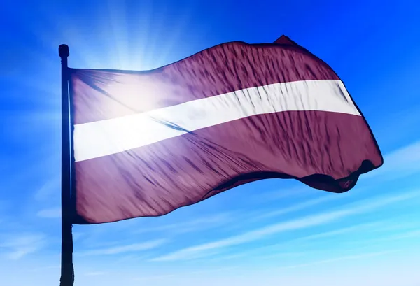 Bandeira da Letónia acenando ao vento — Fotografia de Stock