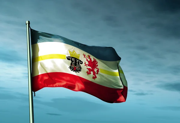 Mecklemburgo Vorpommern (GER) bandera ondeando en el viento —  Fotos de Stock