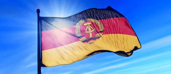 Oost-Duitsland vlag (1949-1990) zwaaien op de wind — Stockfoto