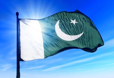 rüzgarda sallayarak pakistan bayrağı