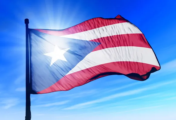 Puerto rico vlag zwaaien op de wind — Stockfoto