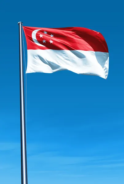 Сингапурский флаг, размахивающий на ветру — стоковое фото