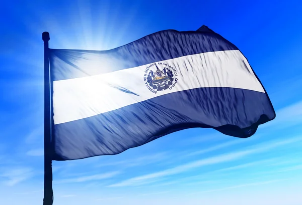 El salvador vlag zwaaien op de wind — Stockfoto