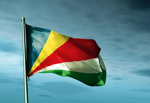 Rüzgarda sallayarak Seyşel Adaları bayrağı — Stok fotoğraf