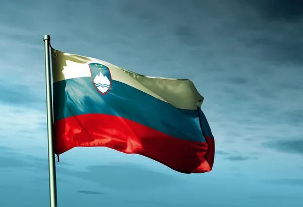 Eslovénia bandeira acenando ao vento — Fotografia de Stock