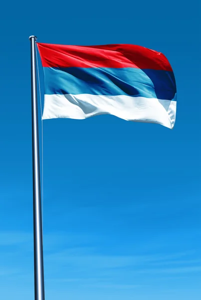 Servië vlag zwaaien op de wind — Stockfoto