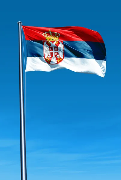 Флаг Сербии, размахивающий на ветру — стоковое фото