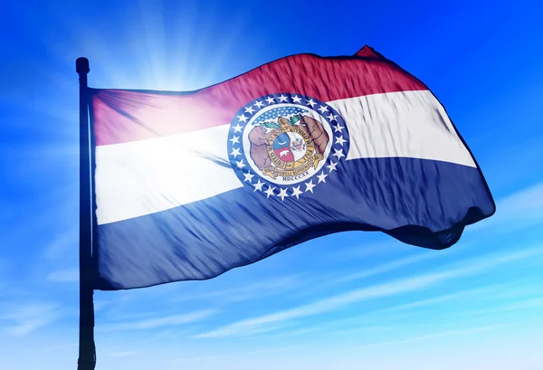Bandeira do Missouri (EUA) acenando ao vento — Fotografia de Stock