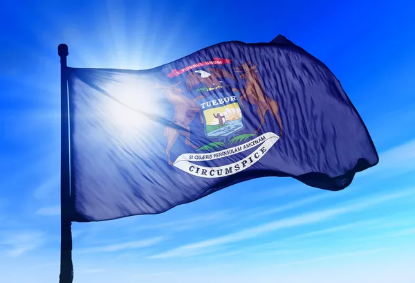 Bandeira de Michigan (Estados Unidos) acenando ao vento — Fotografia de Stock