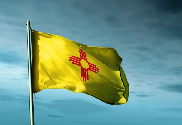 Nové Mexiko (usa) vlajka mávala na vítr — Stock fotografie