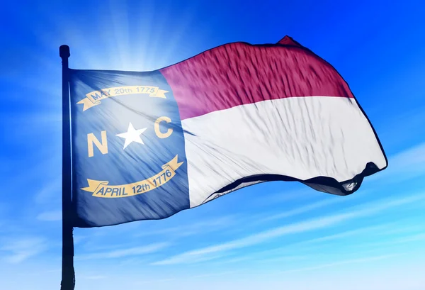 Прапор Північної Кароліни (США), розмахуючи на вітрі — стокове фото