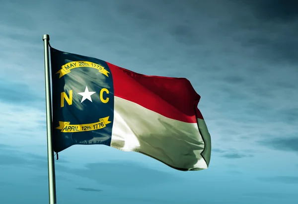Σημαία της Βόρειας Καρολίνας (ΗΠΑ) κουνώντας με τον άνεμο — Φωτογραφία Αρχείου