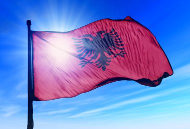 rüzgarda sallayarak Arnavutluk bayrağı