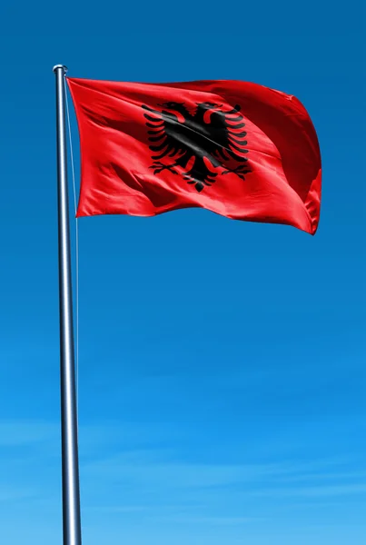 Albaniens flagga vajande på vinden — Stockfoto