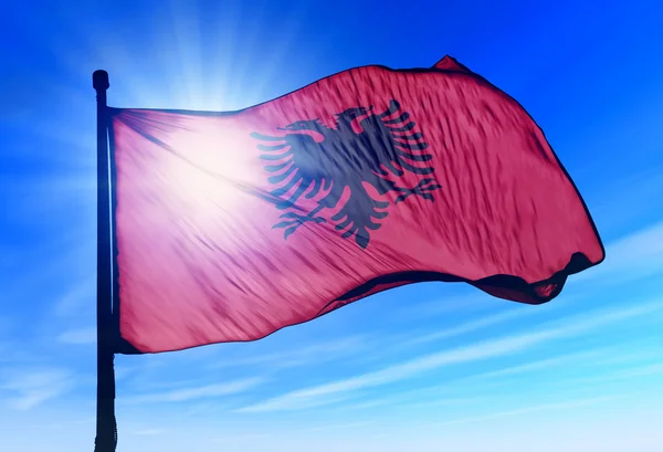 Albaniens flagga vajande på vinden — Stockfoto