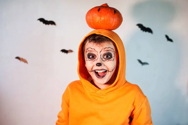 Niño Con Maquillaje Halloween Sostiene Una Calabaza Cabeza Ríe Celebración Imágenes de stock libres de derechos