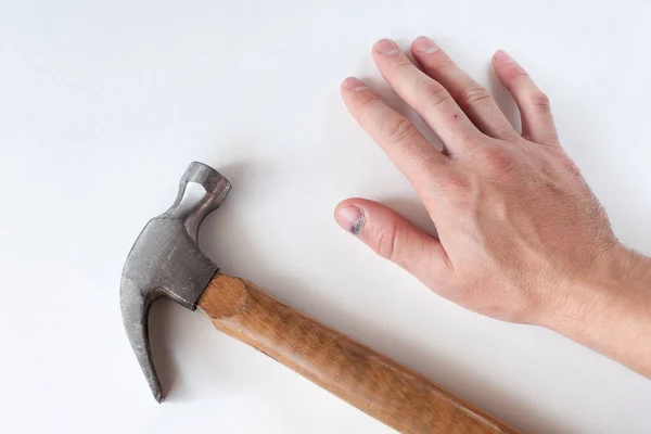 Uma Mão Martelo Contexto Leve Dedo Com Prego Azul Golpe — Fotografia de Stock