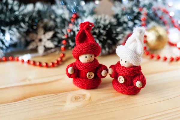 Två Leksak Tomtar Röda Kläder Bakgrunden Juldekorationer Julinredning — Stockfoto
