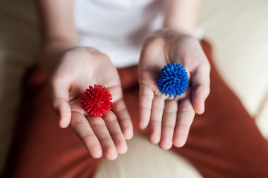 Dikenli topları olan ellere masaj yapmak.