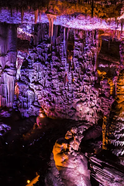 Estalactitas, estalagmitas y otras formaciones en una cueva — Foto de Stock