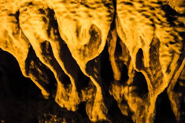 Stalactites, stalagmites et autres formations dans une grotte — Photo
