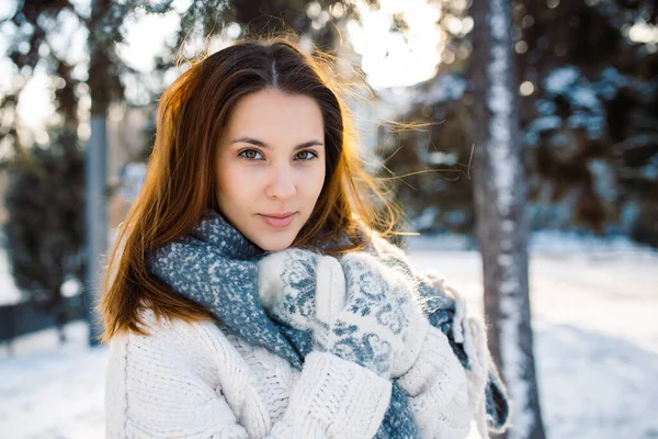 Zbliżenie Portret Szczęśliwej Dziewczyny Wełnianym Swetrze Cieszącej Się Momentami Zimy — Zdjęcie stockowe