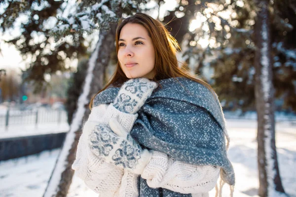 Güzel Bir Kadın Kış Parkında Karla Kaplı Ağaçların Arkasında Yürüyor — Stok fotoğraf