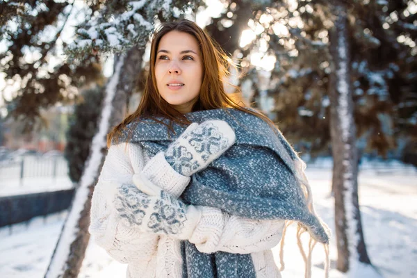 Nahaufnahme Porträt Eines Glücklichen Mädchens Wollpullover Das Winterliche Momente Genießt — Stockfoto