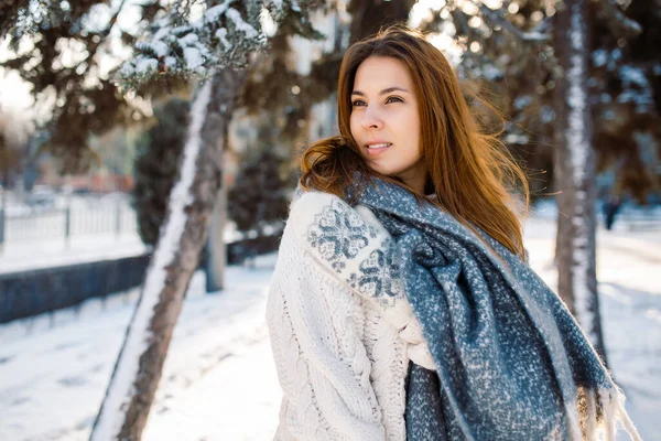Güzel Bir Kadın Kış Parkında Karla Kaplı Ağaçların Arkasında Yürüyor — Stok fotoğraf