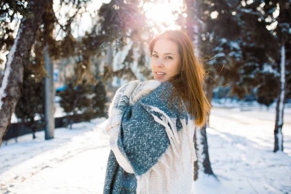 Piękna Uśmiechnięta Młoda Kobieta Zimie Świeżym Powietrzu Snowy Park Zimowy — Zdjęcie stockowe