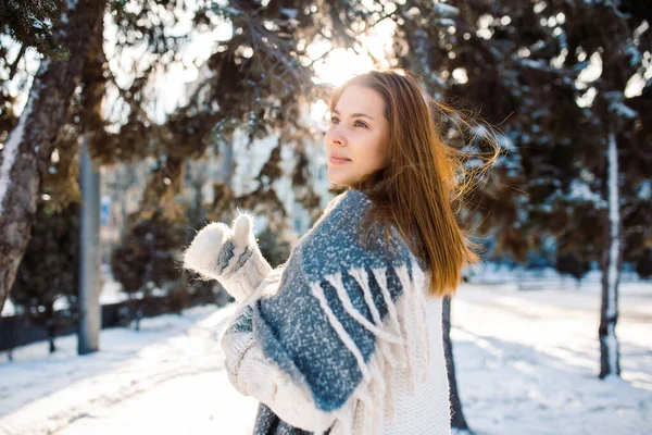 Yünlü Kazak Giyen Güzel Kızıl Saçlı Bir Kız Kışın Karlı — Stok fotoğraf
