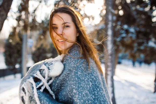 Yünlü Kazaklı Mutlu Kızın Yakın Plan Portresi Kış Anlarının Tadını — Stok fotoğraf