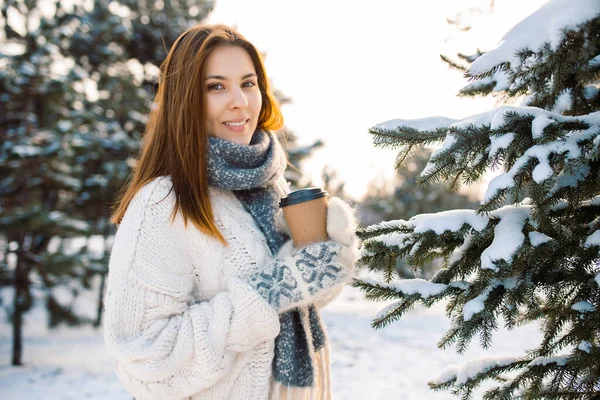 Zamknij Zdjęcie Młodej Dziewczyny Kawą Zimowym Parku Piękna Kobieta Cieszy — Zdjęcie stockowe
