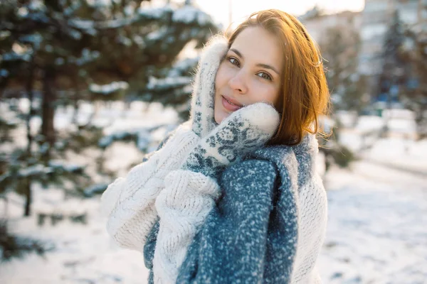 Портрет Рыжеволосой Девушки Варежках Фоне Зимнего Парка Красивая Женщина Наслаждается — стоковое фото