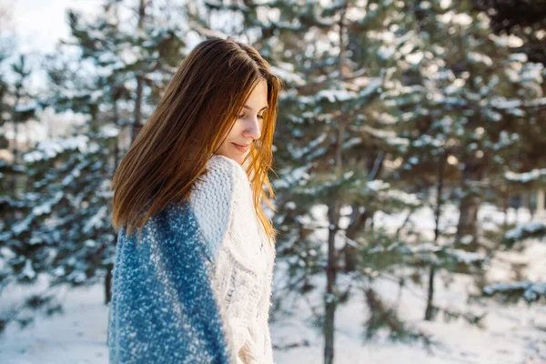 Portret Rudej Dziewczyny Rękawiczkach Tle Zimowego Parku Piękna Kobieta Cieszy — Zdjęcie stockowe