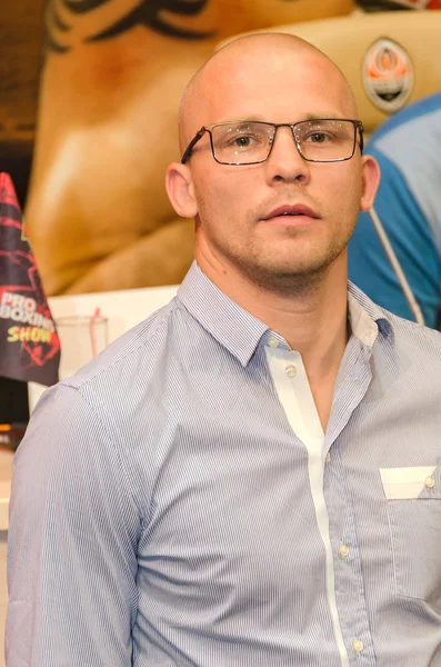 Donetsk, Ukrayna-Ağustos 23: Rus boksör konstantin piternov profesyonel boks tarihinde basın toplantısı sırasında göstermek XIV, Ağustos 23, 2013 donetsk, Ukrayna.