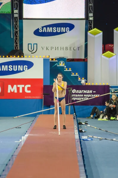 DONETSK, UCRANIA - 09 DE FEBRERO: Fabiana Murer. El campeón del mundo se prepara para saltar —  Fotos de Stock