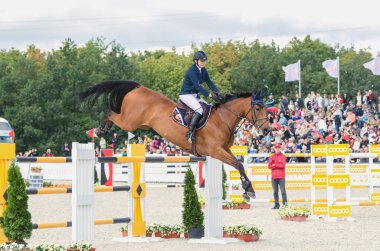 Donetsk, Ukrayna - Eylül 08: Rus Süvari natalia simonia, 5 Uluslararası atlama turnuva donbass tur 2013 csi5, üzerinde 08 Eylül 2013 yılında donetsk, Ukrayna