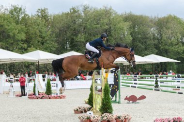Donetsk, Ukrayna - Eylül 08: Rus Süvari natalia simonia, 5 Uluslararası atlama turnuva donbass tur 2013 csi5, üzerinde 08 Eylül 2013 yılında donetsk, Ukrayna