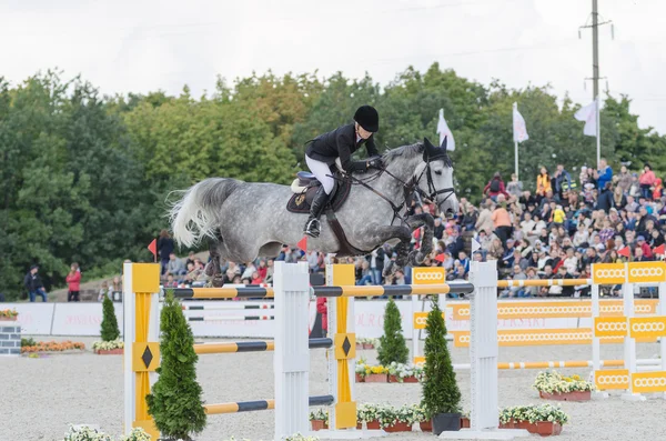 DONETSK, UKRAINE - 07 SEPTEMBRE : La cavalière australienne Edwina Tops-Alexander au 5ème tournoi international de saut d'obstacles Donbass Tour 2013 CSI5 — Photo