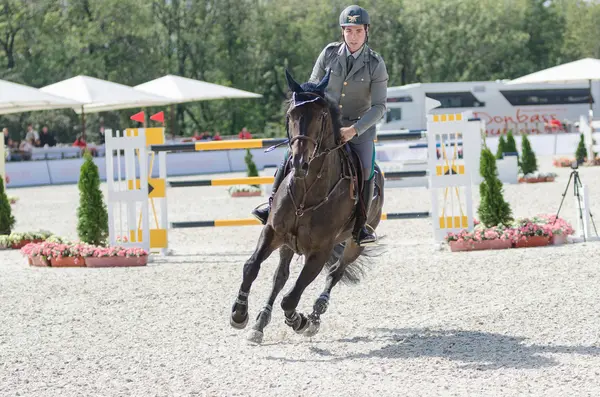 Pilota italiano Emanuele Gaudiano al quinto torneo internazionale di salto spettacolo Donbass Tour 2013 CSI5 — Foto Stock