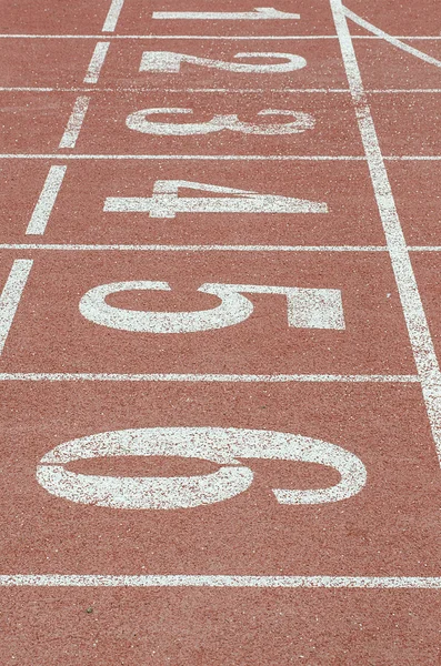 Gelen altı bir numaralandırma Stadı nda kırmızı koşu bandı — Stok fotoğraf