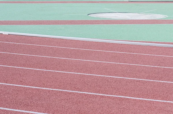 Stadion lekkoatletyczny. powierzchnia wyrzucanie i bieżnia. — Zdjęcie stockowe