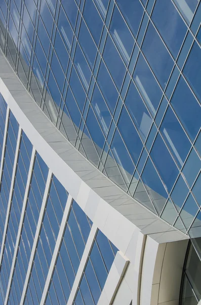 Detalle de la fachada de un moderno edificio de oficinas de vidrio y st —  Fotos de Stock