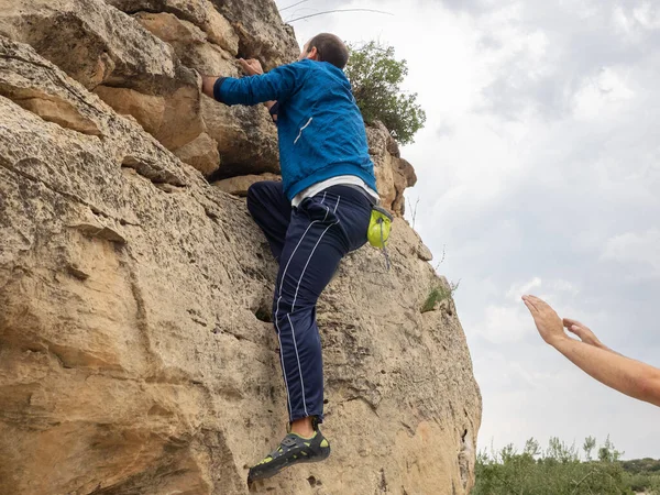 Młody Człowiek Wspinający Się Kamienną Skałę Koncepcja Bouldering — Zdjęcie stockowe