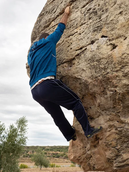 Młody Człowiek Wspinający Się Kamienną Skałę Koncepcja Bouldering — Zdjęcie stockowe